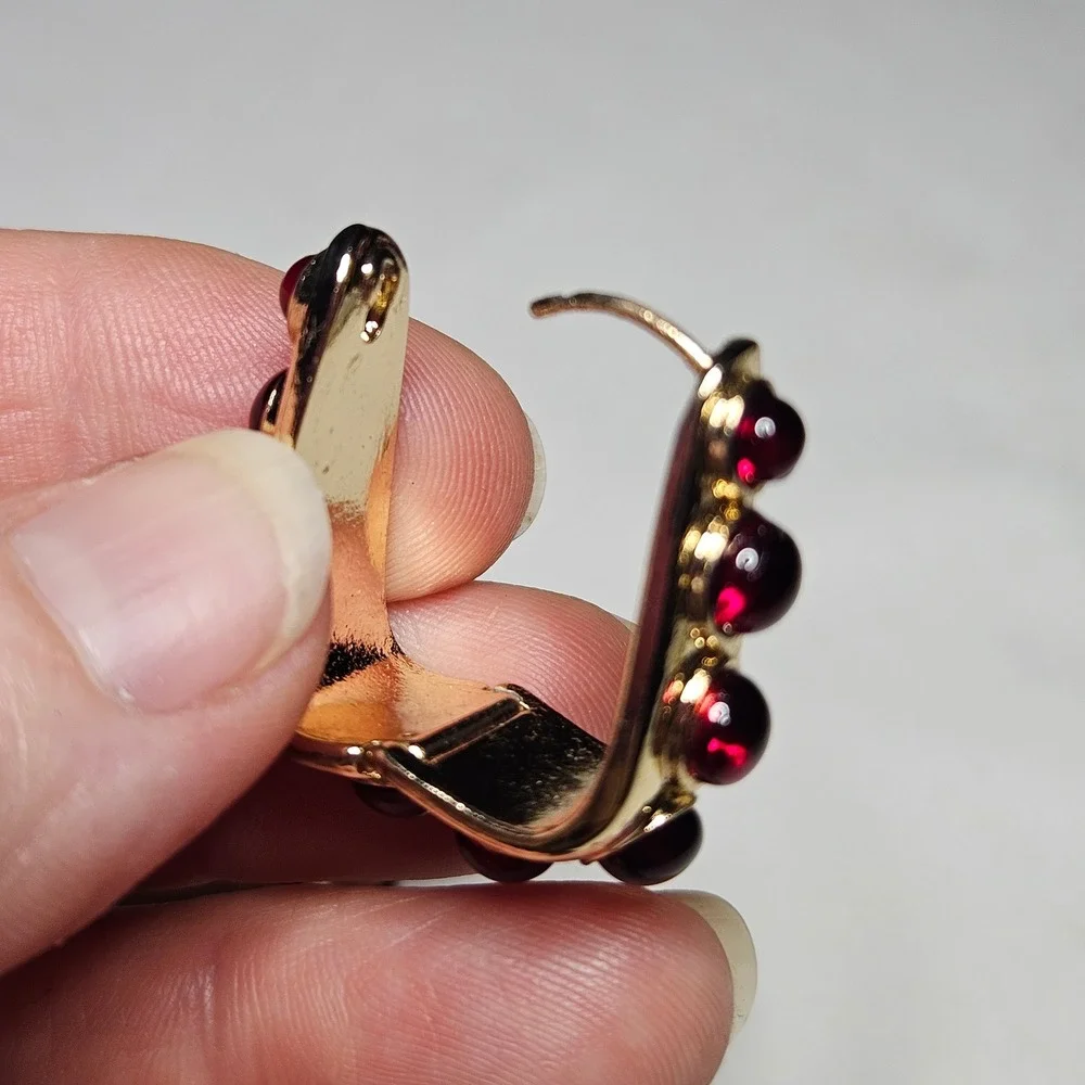 U-Shape Huggie Hoop Earrings Womens OS Red Gold Tone Cabochon Vintage